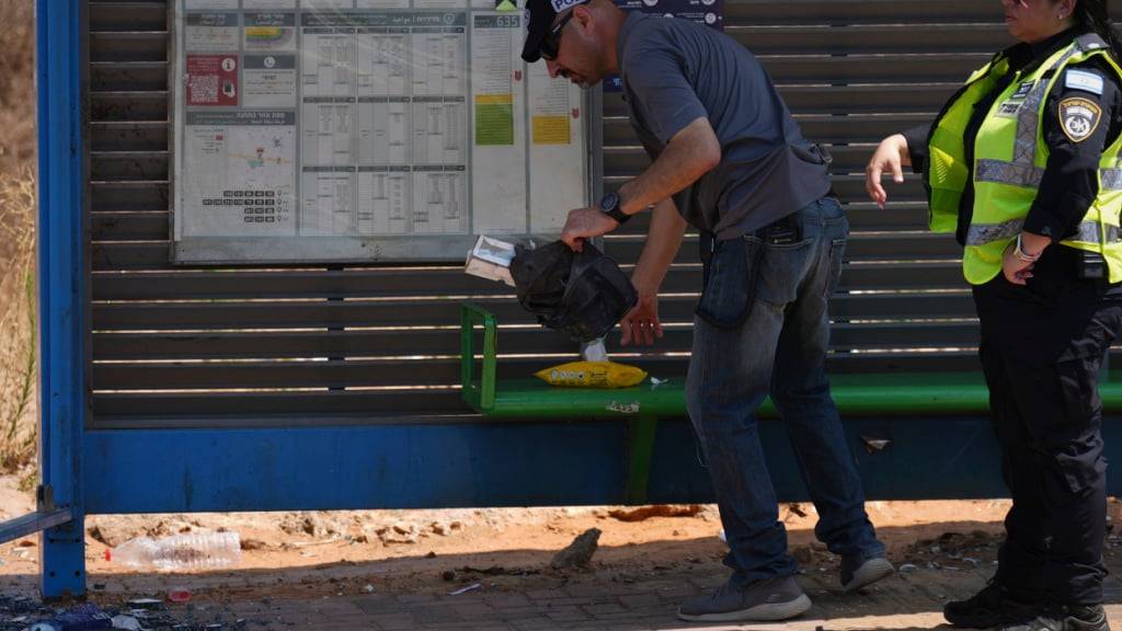 Israelische Polizeibeamte inspizieren den Schauplatz eines Angriffs in Kfar Jona. Foto: Ariel Schalit/AP/dpa