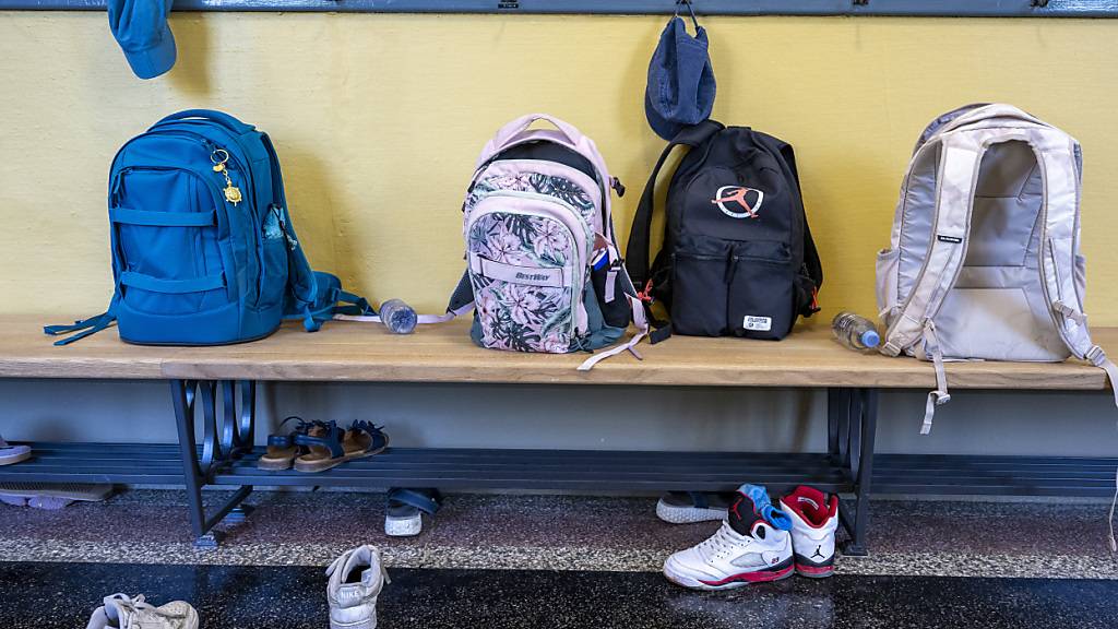 Zürcher Schülerinnen und Schüler haben mehr Pflichtlektionen als viele andere Kantone. Besser sind sie deswegen nicht. Ein Vorstoss im Kantonsrat fordert deshalb, die Zahl der Lektionen leicht zu senken. (Symbolbild)