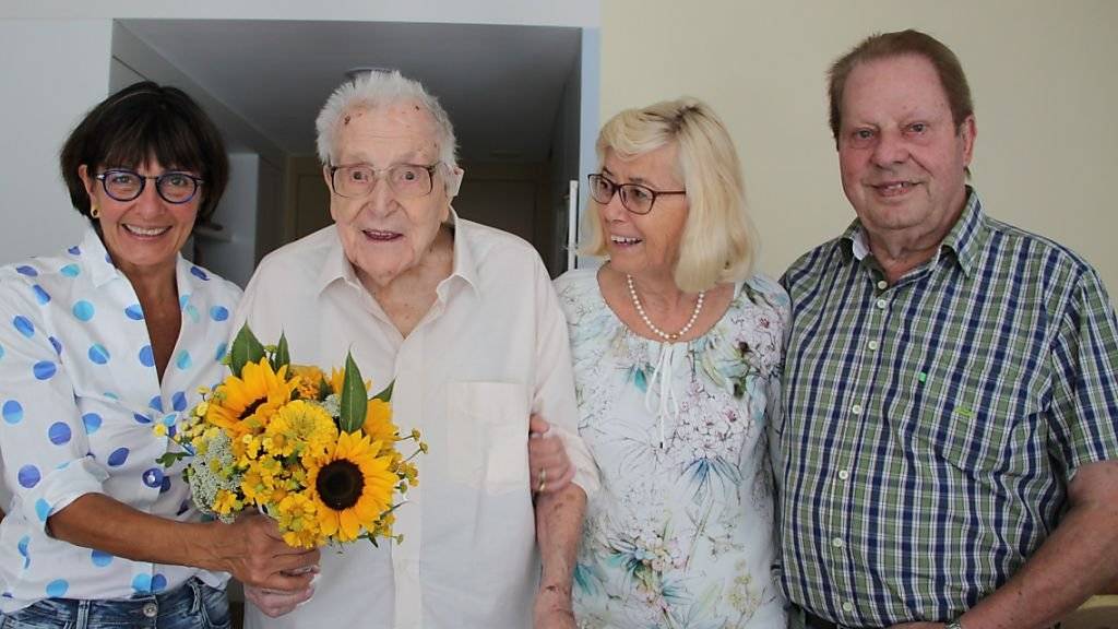 107 Jahre alt: Felix Kober mit Gratulantin Dorena Raggenbass (links), sowie Tochter Marianne Spagolla und Schwiegersohn Heinz Spagolla.