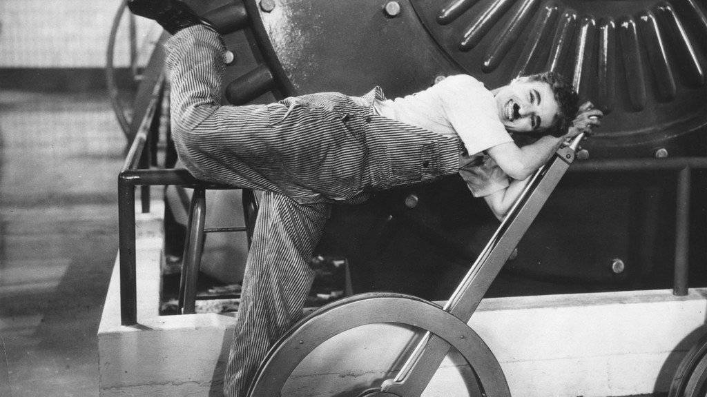 Charlie Chaplin kämpft mit der Technik