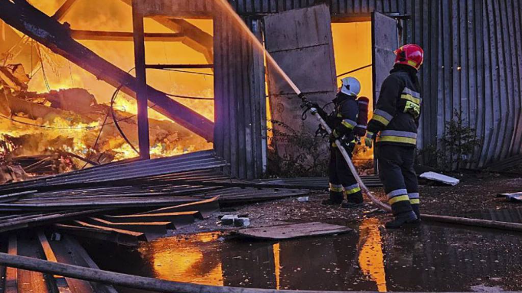 HANDOUT - Auf diesem vom ukrainischen Katastrophenschutz zur Verfügung gestellten Foto arbeiten Rettungskräfte daran, ein Feuer nach einem Luftangriff zu löschen. Die westukrainische Stadt Lwiw (Lemberg) ist am Dienstagmorgen Ziel eines russischen Luftangriffs geworden. Foto: ---/Ukrainian Emergency Service/AP/dpa - ACHTUNG: Nur zur redaktionellen Verwendung und nur mit vollständiger Nennung des vorstehenden Credits