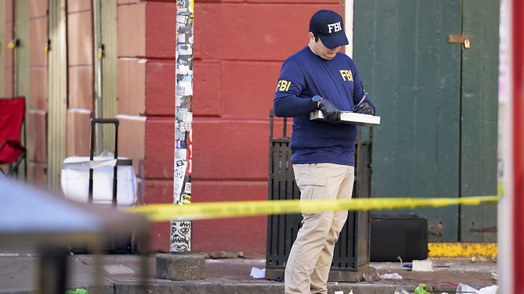 Das FBI untersucht die Gegend an der Orleans Street und der Bourbon Street. Foto: Matthew Hinton/AP/dpa