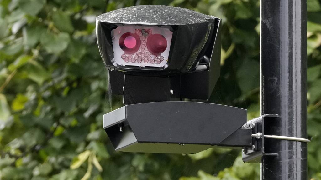 Blick auf eine Verkehrskamera am Rande einer Straße, die in die Ultra Low Emission Zone (ULEZ) führt. Begleitet von scharfer Kritik der konservativen britischen Regierung ist die Londoner Umweltzone am Dienstag (29.08.2023) auf das gesamte Stadtgebiet ausgeweitet worden. In London haben wiederholt Anwohner gegen die Ausweitung protestiert. Etwa 300 Überwachungskameras wurden in den vergangenen Monaten zerstört oder gestohlen. Foto: Frank Augstein/AP/dpa