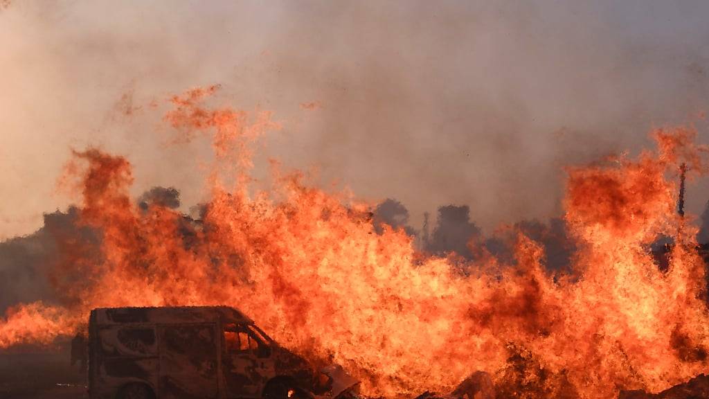 Ein Waldbrand ist am Rande der griechischen Hauptstadt Athen außer Kontrolle geraten. Foto: Aggelos Barai/AP/dpa