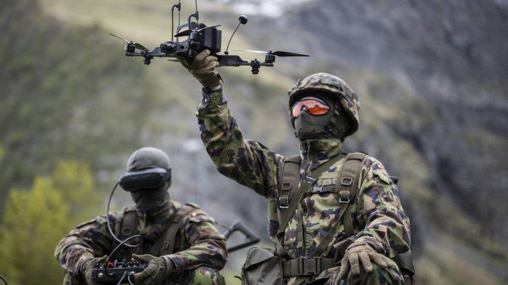 Soldaten posieren mit einer First-Person-View-Angriffsdrohne an einem Medienanlass der Schweizer Armee in Elm GL.