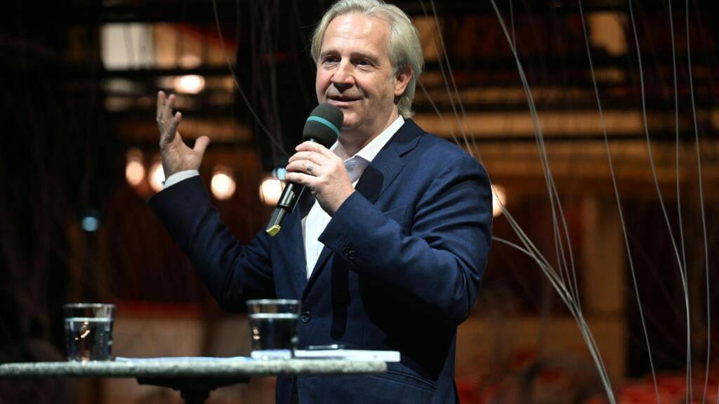 ARCHIV - Stefan Bachmann, designierter Burgtheaterdirektor, steht im Burghteater (Archivbild). Foto: Helmut Fohringer/APA/dpa