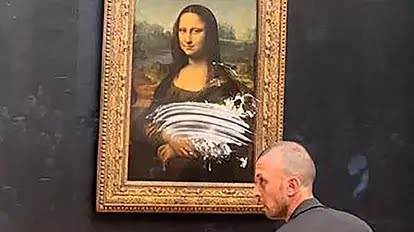 Mann verkleidet sich und wirft Torte auf Mona Lisa