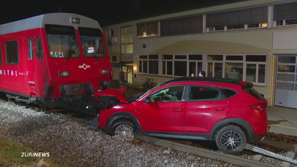 Zug kracht in Langnau a.A. in Auto