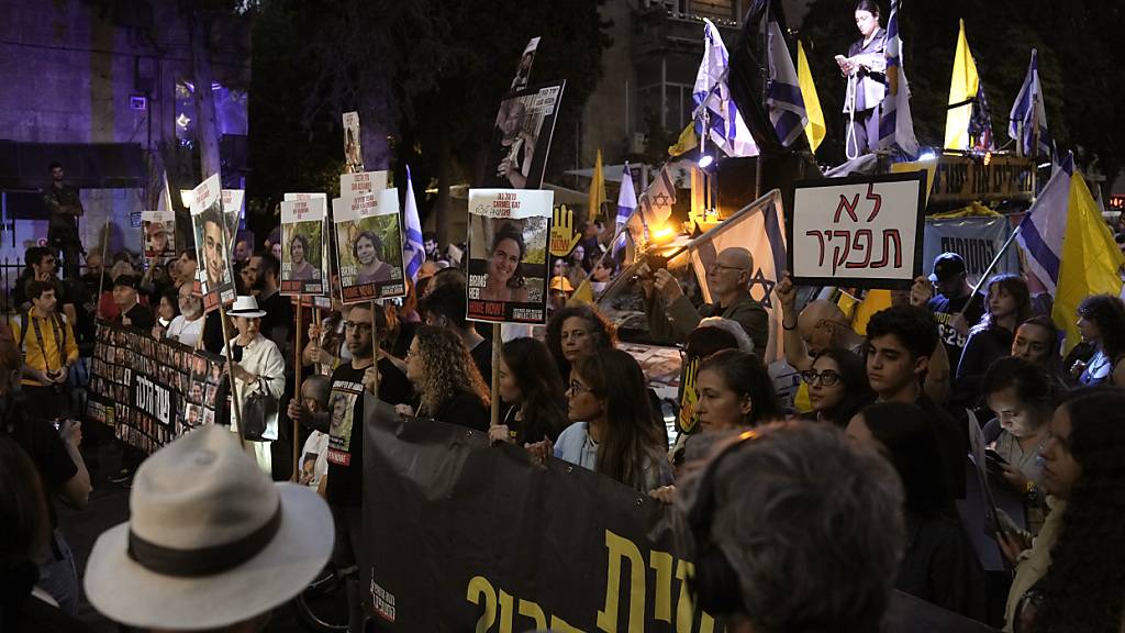 Menschen protestieren am Jahrestag des Hamas-Angriffs auf Israel und fordern die Freilassung von Geiseln, die von der islamistischen Hamas im Gazastreifen festgehalten werden, vor dem Haus von Ministerpräsident Netanjahu in Jerusalem. Foto: Mahmoud Illean/AP/dpa