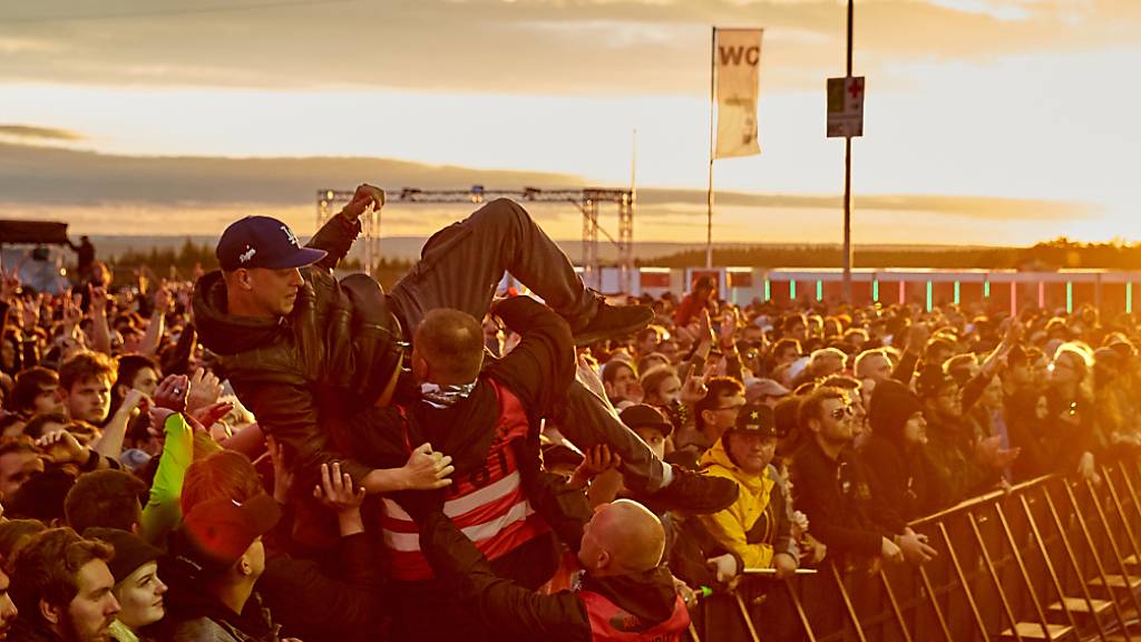 Ein Stagediver liess sich während des Auftritts der us-amerikanischen Alternative-Rock-Band The Smashing Pumpkins vor der Hauptbühne des Open-Air-Festivals «Rock am Ring» über die Köpfe des Publikums tragen. (Archivbild)