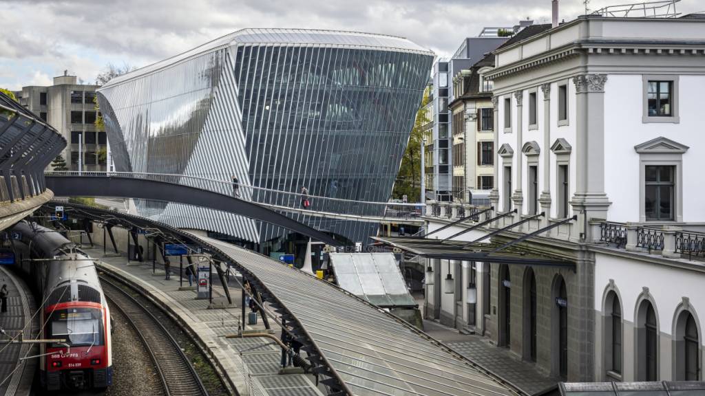 Zwischen Zürich Stadelhofen und Stettbach ist der Bahnverkehr wegen eines Personenunfalls unterbrochen. (Archivbild)
