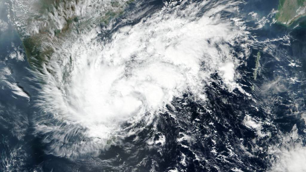 Satellitenbild von Wirbelsturm «Nivar». Der Sturm trifft in Kürze an der südöstlichen Küste Indiens auf Land.