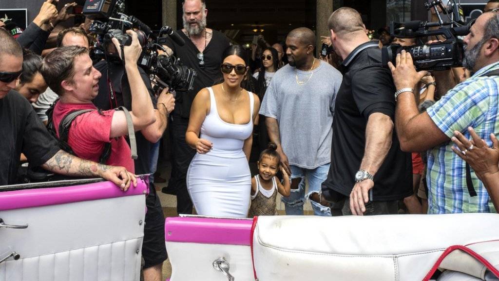 Bislang suchten Kim Kardashian und Kanye West (im Bild mit Tochter North) das Rampenlicht. Nach mehreren Zwischenfällen hat sich das Promi-Paar zurückgezogen. (Archivbild)