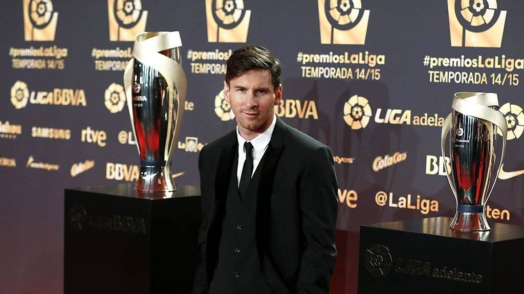 Lionel Messi mit Trophäe bei der Gala in Barcelona