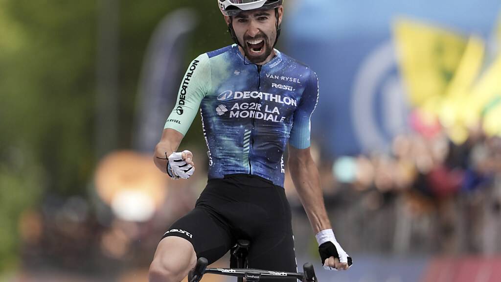 Der Franzose Valentin Paret-Peintre freut sich am Giro über seinen ersten Profisieg