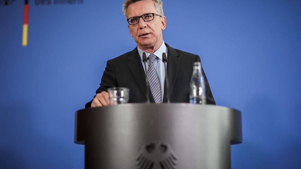 Der deutsche Innenminister de Maizière informiert über die Hintergründe der Axt-Attacke in einem Regionalzug in Würzburg.