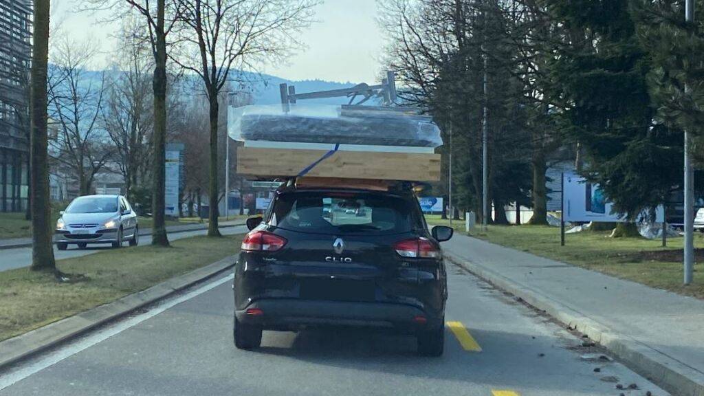 Komplettes Bett auf dem Dach: Auto in Rotkreuz gestoppt ...