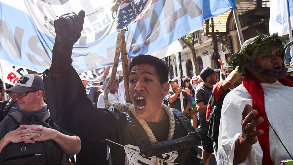 Menschen schreien Parolen während einer Demonstration gegen die Arbeitsmarktreformen der neuen ultraliberalen Regierung von Präsident Milei am Tag eines Generalstreiks. Foto: Martin Cossarini/dpa