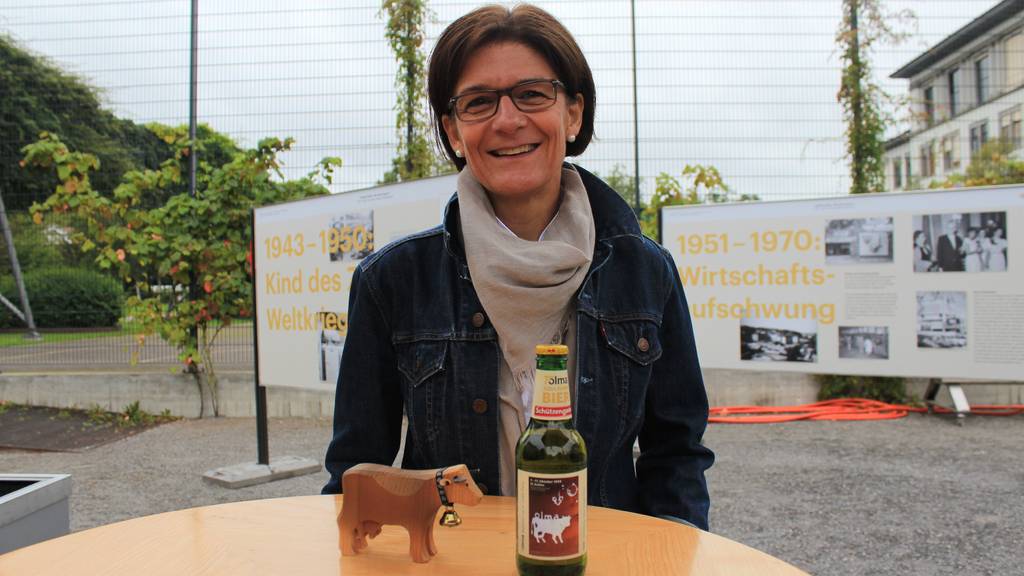 Katrin Meyerhans mit dem Jubiläumsbier. (Bild: FM1Today/Laurien Gschwend)