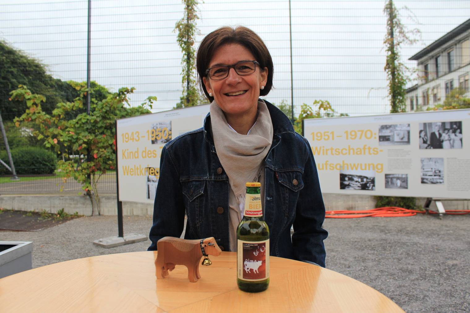 Katrin Meyerhans mit dem Jubiläumsbier. (Bild: FM1Today/Laurien Gschwend)