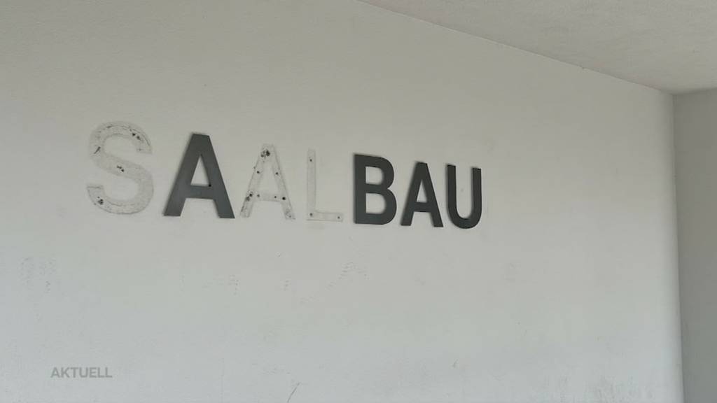 Geklaut: Unbekannte stehlen in Stein von einem Schriftzug die Metallbuchstaben