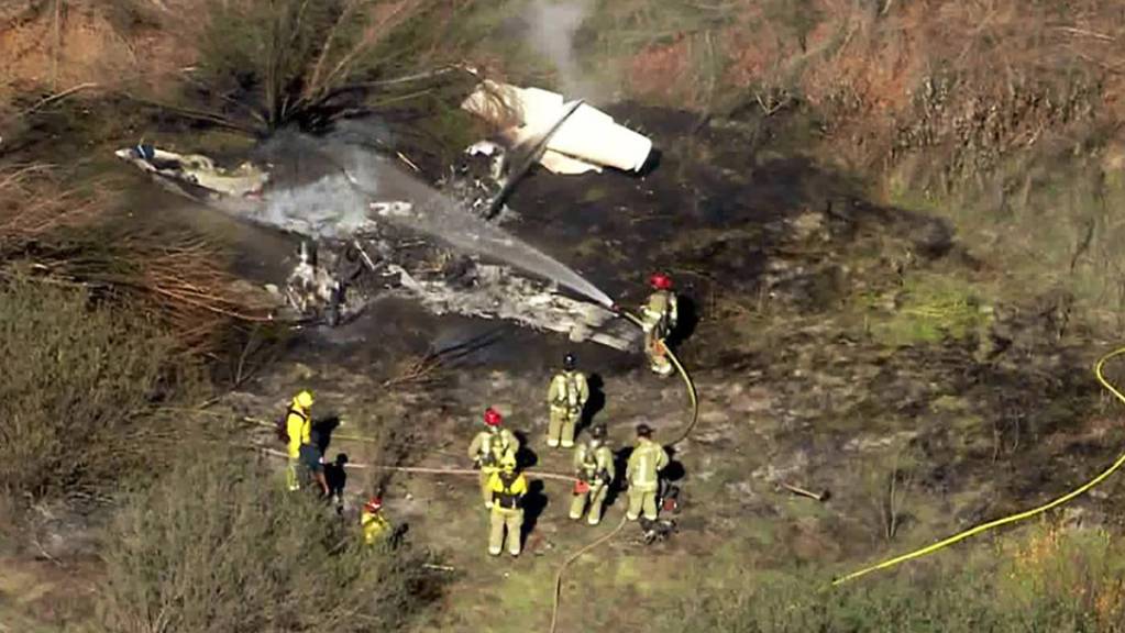 Beim Absturz eines Kleinflugzeugs im US-Bundesstaat Kalifornien sind nach Angaben der Feuerwehr alle vier Insassen ums Leben gekommen.