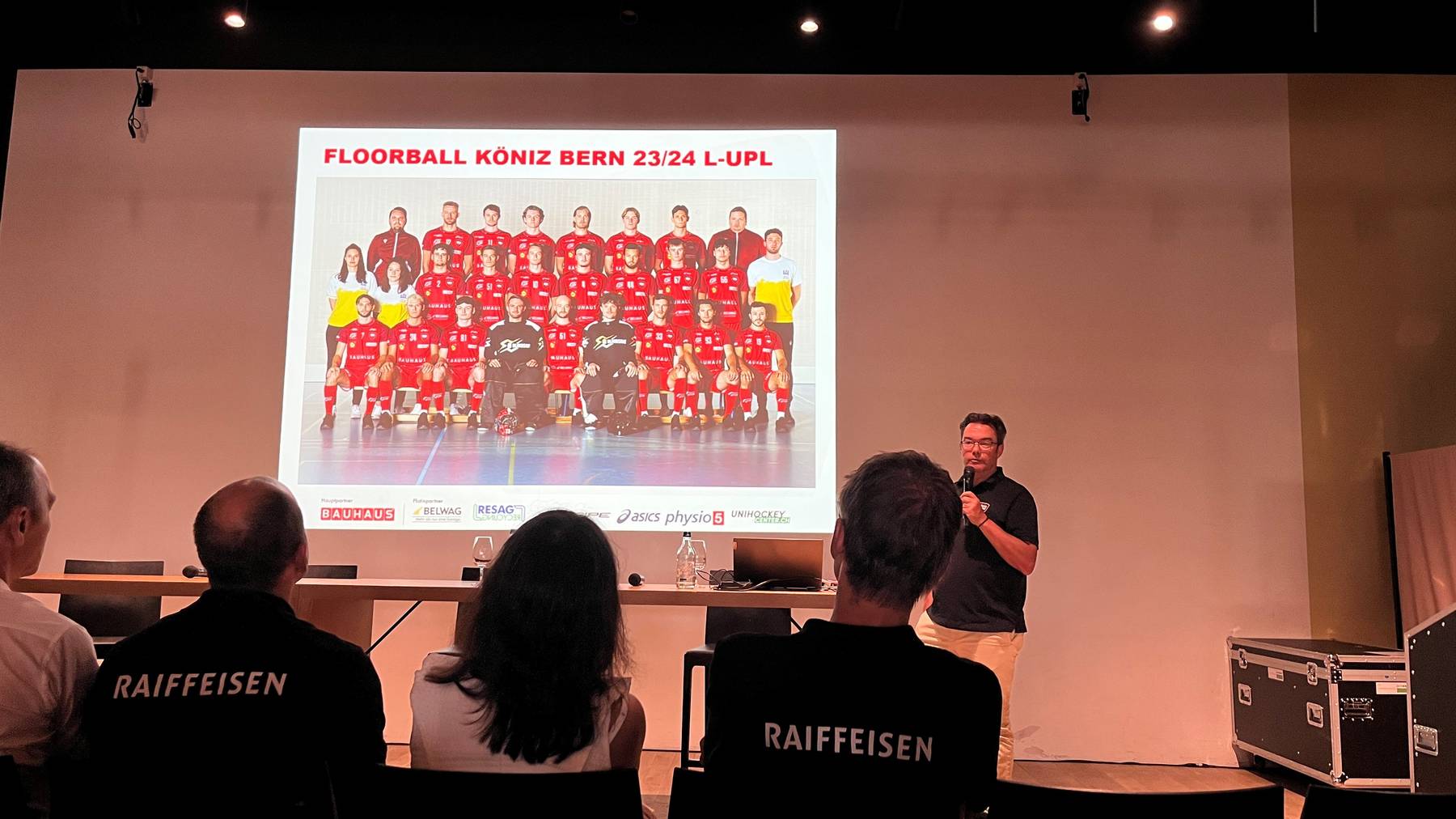 Heinz Zaugg zeigt dem Publikum die Mannschaft von Floorball Köniz Bern.