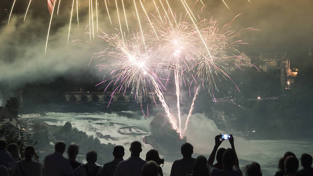 Auch in diesem Jahr fällt das «Fire on the Rocks» am Rheinfall ins Wasser. (Archivbild)