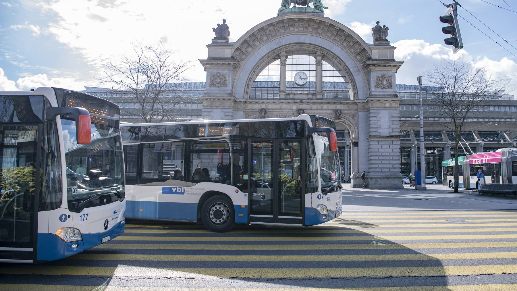 Busse der Verkehrsbetriebe Luzern AG oder VBL auf der Fahrt am Mittwoch, 4. Maerz 2020 beim Bahnhof in Luzern.