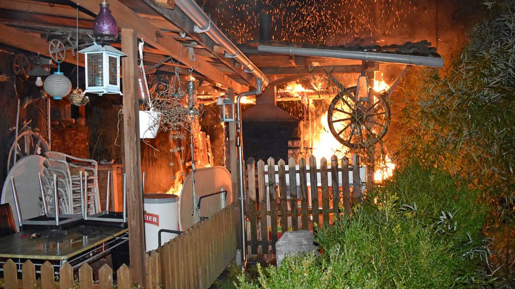Gartenlaube in Hochdorf gerät in Brand