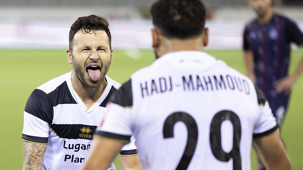 Können am Ende lachen: Renato Steffen (links) und Hadj Mahmoud schalten Partizan Belgrad aus und stehen im Playoff zur Europa-League-Gruppenphase