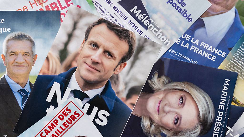 Wahlunterlagen französischer Präsidentschaftskandidaten wie Emmanuel Macron und Marine Le Pen.