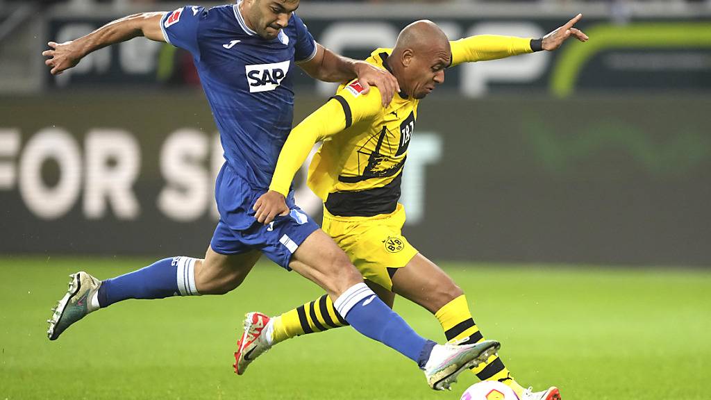 Viel Kampf: Hoffenheims Ozan Kabak und Dortmunds Donyell Malen schenkten sich nichts. Am Ende behielt der BVB etwas glücklich die Oberhand