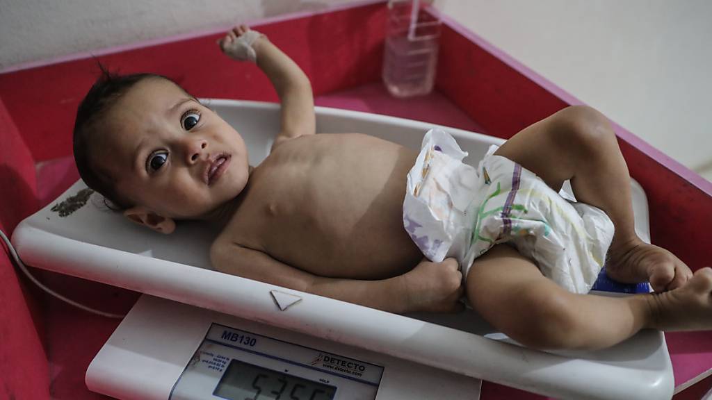 Eine Krankenschwester ermittelt das Gewicht eines unterernährten Kindes im Ibn Sina Krankenhaus in Idlib. Am Freitag kann es möglicherweise zur Abstimmung über einen  UN-Resolutionsentwurf zur Versorgung von Millionen notleidenden Syrern bei laufenden Verhandlungen in New York kommen. (Archivaufnahme)
