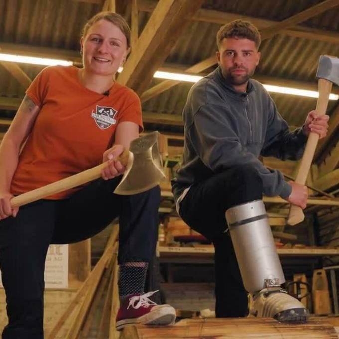 Die Schweizer Meisterin im Sportholzfällen macht Kleinholz aus Nico
