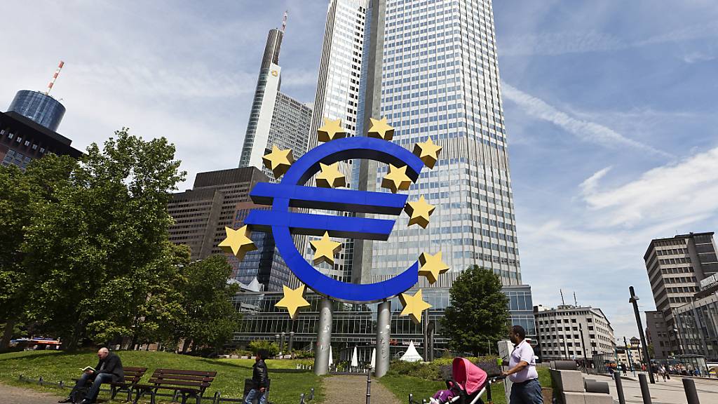Das Euro-Signet der Europäischen Zentralbank EZB an der Kaiserstrasse in Frankfurt am Main. (Archivbild)