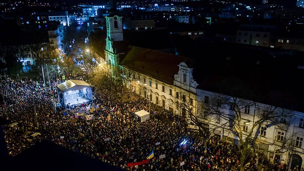 ARCHIV - Tausende Menschen demonstrieren gegen die seit Ende Oktober amtierende Regierung des linksnationalen Ministerpräsidenten Fico. Hauptkritikpunkt der Proteste war eine umstrittene Justizreform, mit der eine Spezialstaatsanwaltschaft für Korruption abgeschafft werden soll. Foto: Jakub Kotian/TASR/dpa