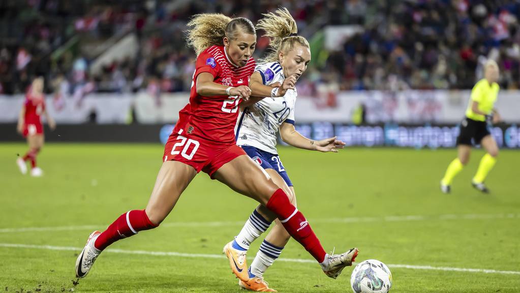 Debüt für Alayah Pilgrim: Die Schweizerin (links) kämpft mit Giada Greggi um den Ball im Nations-League-Spiel gegen Italien.