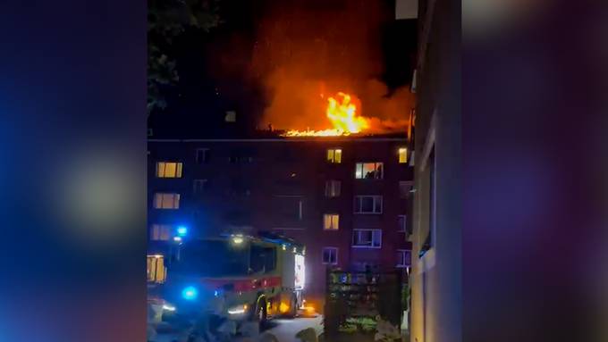 Mehrfamilienhaus gerät in Brand: Video zeigt, wie die Flammen wüten