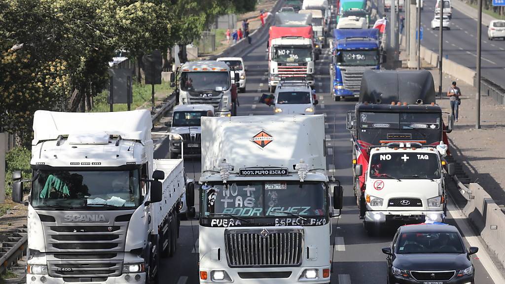 Hunderte Lastwagen- und Autofahrer protestieren in Chile mit der Aktion «Schneckentempo» gegen die geplante Autobahn-Maut.