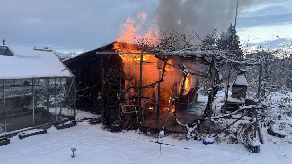 Die Feuerwehr konnte den Brand im Schrebergarten in St. Gallen zwar schnell löschen; zwei Menschen wurden aber verletzt.