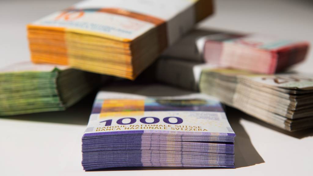 Geldbuendel mit Schweizer Franken liegen auf einem Tisch, am 22. August 2019 in Colderio