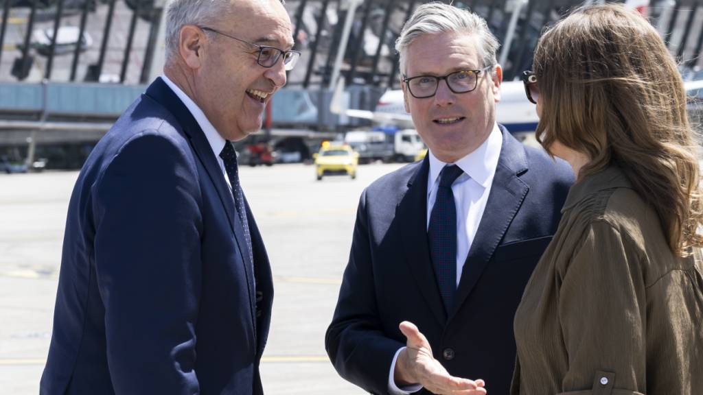 Bundespräsident Guy Parmelin empfängt am Genfer Flughafen den britischen Regierungschef Keir Starmer (Mitte), der im benachbarten französischen Evian am Treffen der G7 teilnimmt.