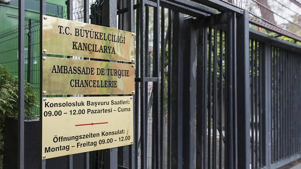 Der türkische Aussenminister Mevlüt Cavusoglu sollte am Sonntag in die Schweiz reisen - sein Auftritt wurde jedoch auf unbestimmte Zeit verschoben. Im Bild die türkische Botschaft in Bern. (Archiv)