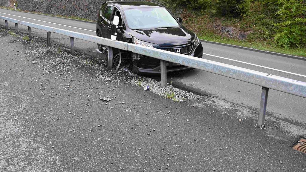 Bild des Unfalls in Ermenswil: Der beim 34-jährigen Fahrer durchgeführte Alkoholatemlufttest ergab einen positiven Wert.