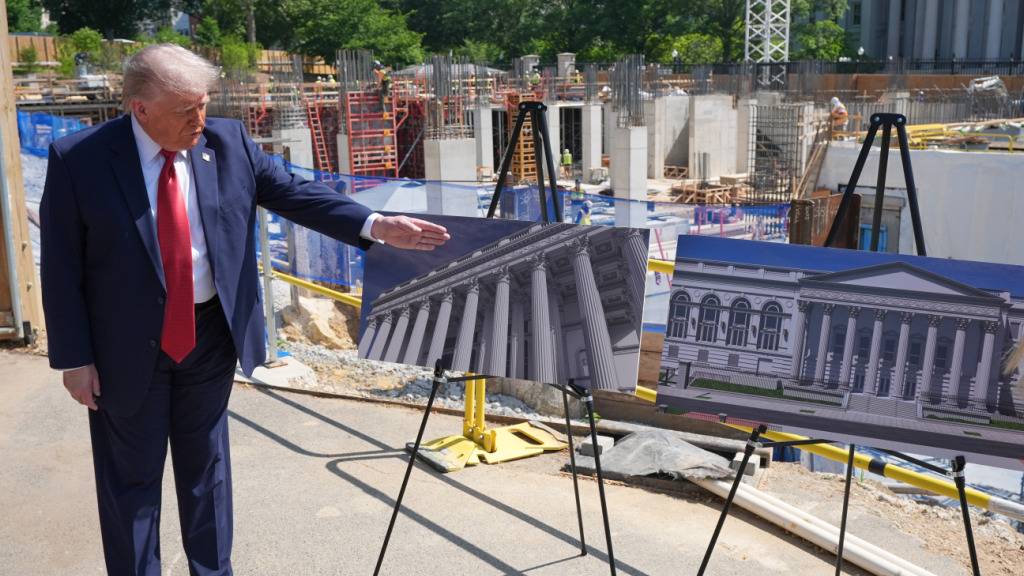 ARCHIV - US-Präsident Trump spricht neben Darstellungen des geplanten Ballsaals an der Baustelle vor dem Weißen Haus. Foto: Jacquelyn Martin/AP/dpa
