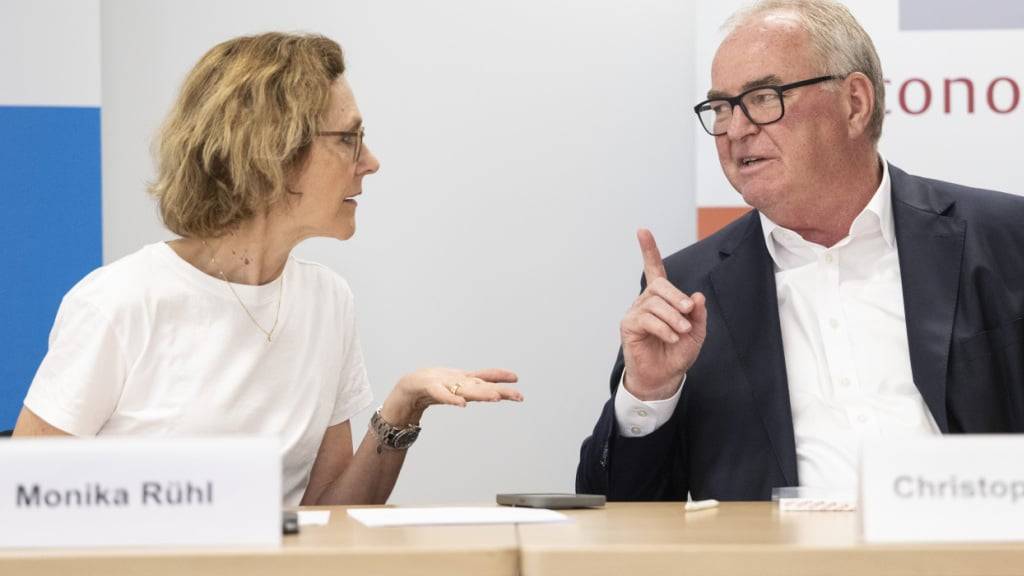 Economiesuisse-Direktorin Monika Rühl (links) sprach mit Economiesuisse-Präsident Christoph Mäder an einem Point de Presse über den Entscheid zum Vertragspaket Schweiz-EU. Beteiligt am Anlass in Zürich war auch der Arbeitgeberverband.