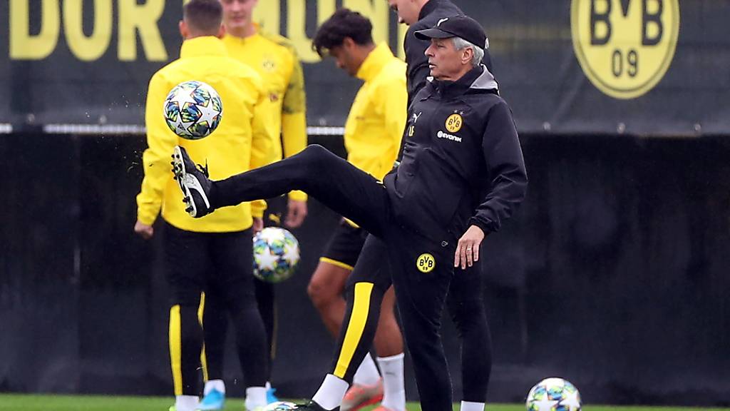 Dortmunds Trainer Lucien Favre am Jonglieren