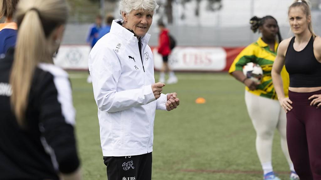 Die Trainerin der Schweizer Frauen-Nationalmannschaft Pia Sundhage (Mitte) spricht am Montag in Bern mit den anwesenden Influencerinnen.