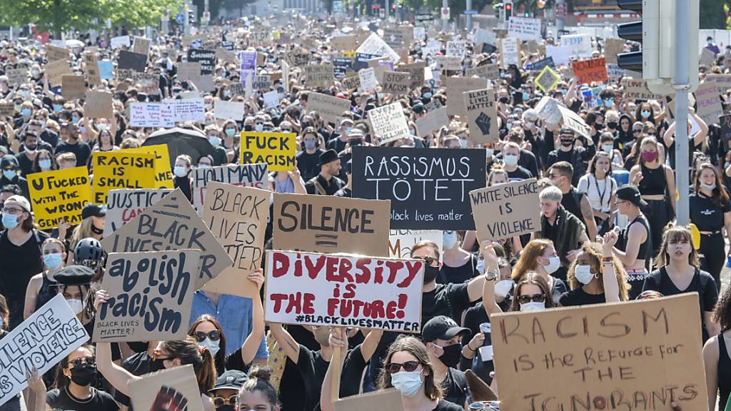 Am Rande der Demonstration gegen Rassismus ist es in Zürich zu Ausschreitungen gegen die Polizei gekommen.